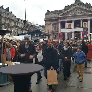 Les Pieds A La Grande Place Bruxelles